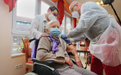 германия вакцинация коронавирус прививка 101-летняя женщина