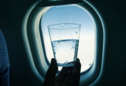 напиток вода самолет